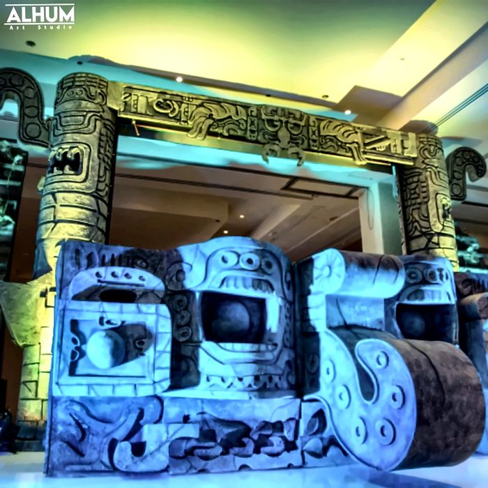 Pórtico con columnas y relieves mayas iluminado en azul